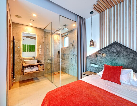 Wellness apartmá King s obří vířivkou, saunou a terasou