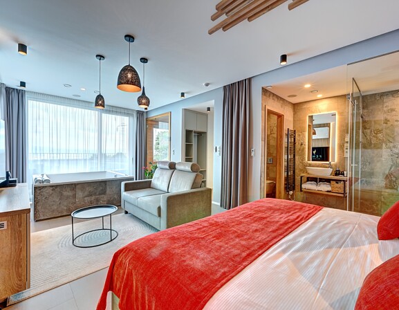 Wellness apartmá King s obří vířivkou, saunou a terasou