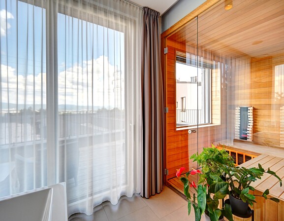 Wellness apartmá King s obří vířivkou, saunou a terasou