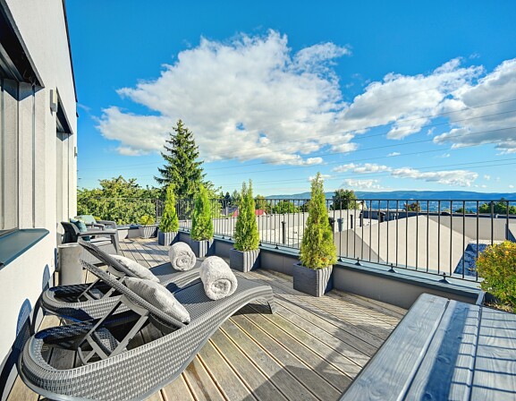 Wellness apartmá King s obří vířivkou, saunou a terasou