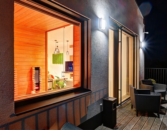 Wellness apartmá King s obří vířivkou, saunou a terasou