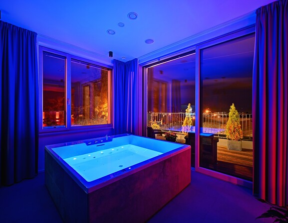 Wellness apartmá King s obří vířivkou, saunou a terasou